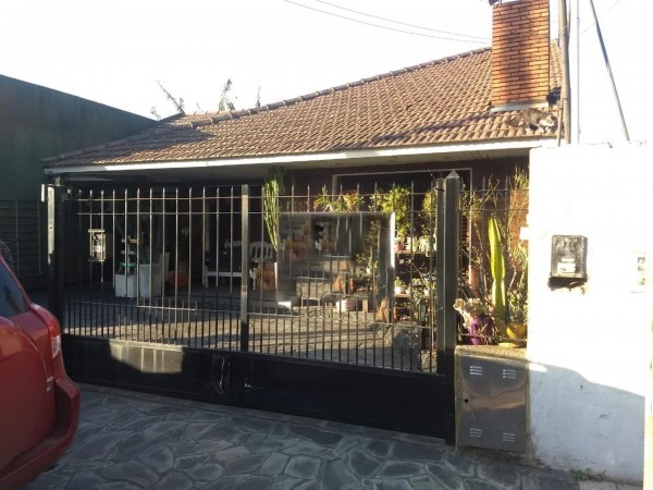 HERMOSA CASA TIPO CHALET EN VENTA, CON DEPTO INDEPENDIENTE, CARLOS PELLEGRINI 300 -ADROGUE-