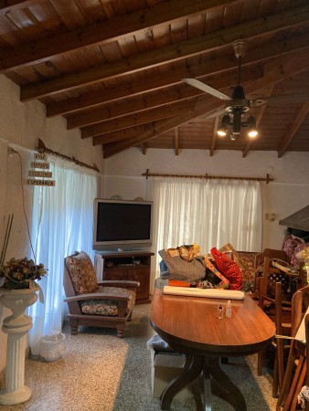 VENTA HERMOSO CHALET 3 DORMITORIOS, CARHUE 700 -TEMPERLEY-  SE ACEPTA VEHICULO O PH O DPTO MENOR VALOR A CUENTA