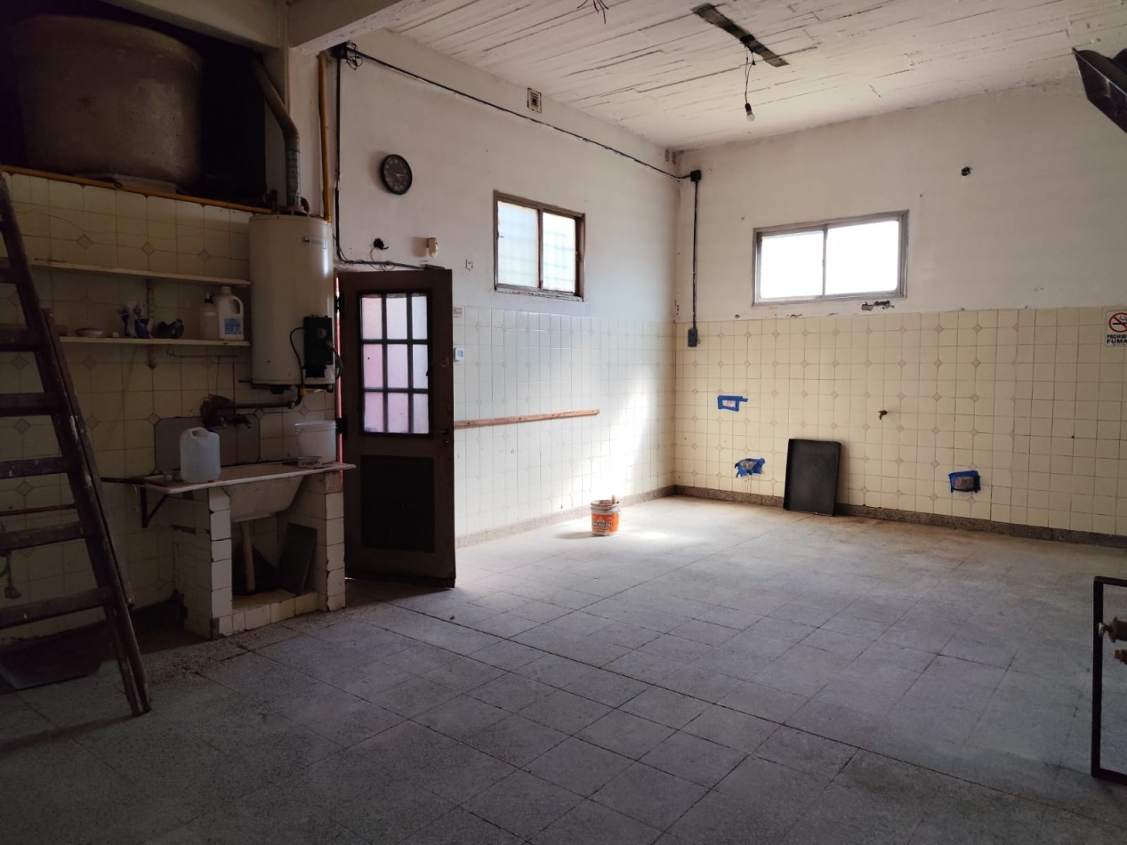 ALQUILER LOCAL COMERCIAL, EXCELENTE UBICACION, A METROS DE AV EVA PERON AL 1500,  JOAQUIN V GONZALEZ 1051 -TEMPERLEY- 