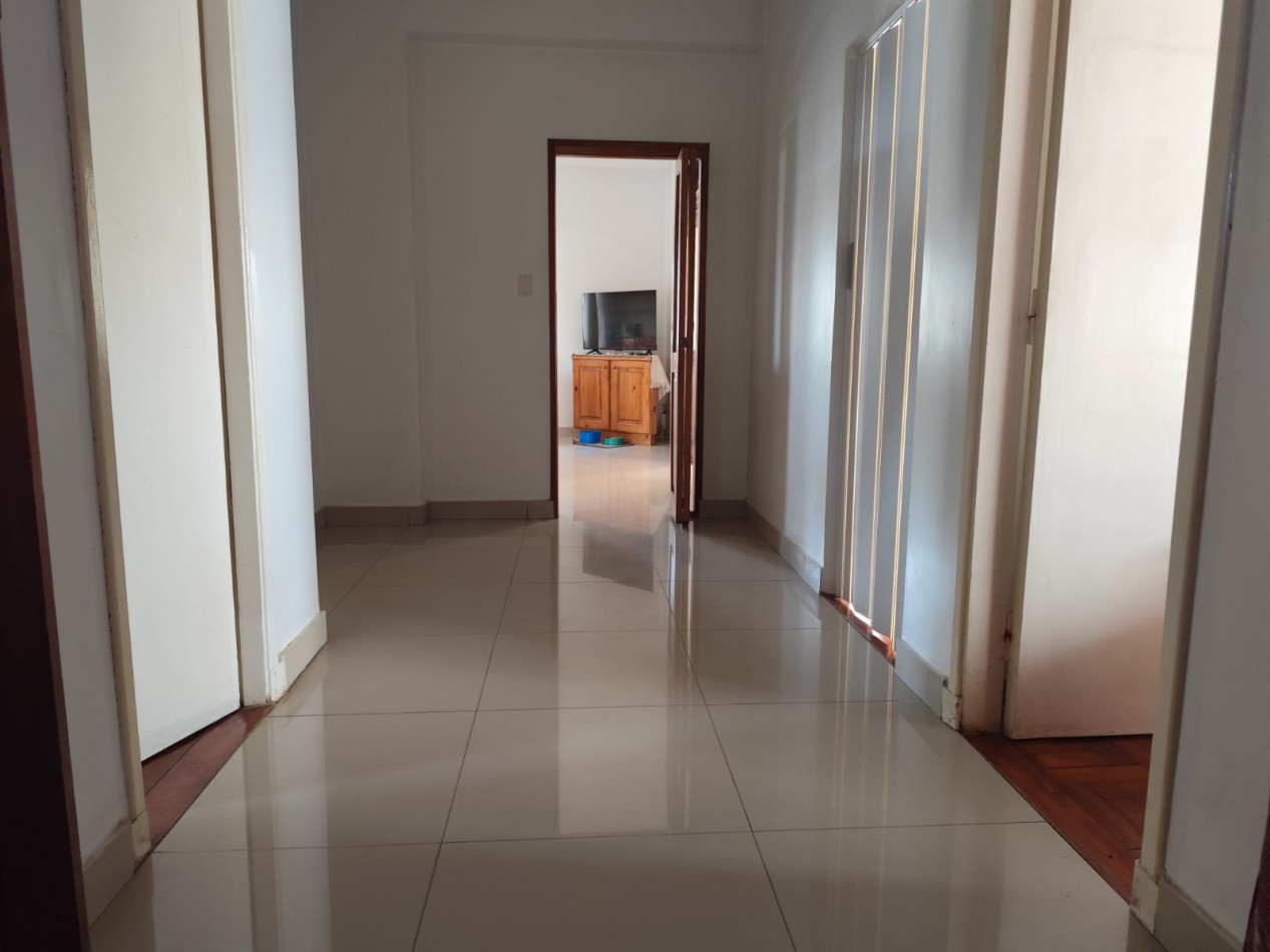 VENTA ESPECTACULAR PROPIEDAD MULTIFAMILIAR -HERMOSA CASA EN PLANTA ALTA Y DOS DEPARTAMENTOS EN PLANTA BAJA, PARQUE Y GARAJE IDEAL PARA VIVIENDA Y RENTA, MAHATMA GANDHI 1203 -TEMPERLEY-