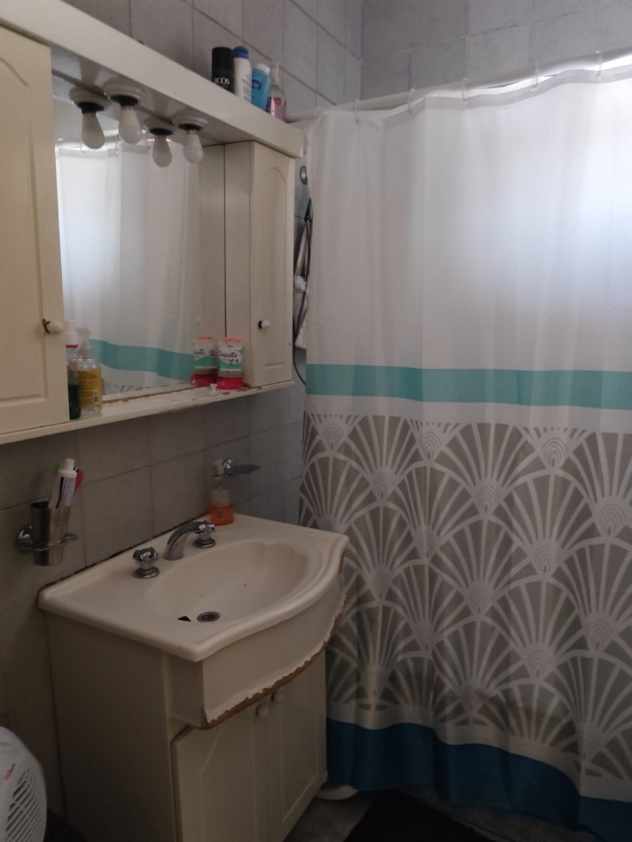 VENTA ESPECTACULAR PROPIEDAD MULTIFAMILIAR -HERMOSA CASA EN PLANTA ALTA Y DOS DEPARTAMENTOS EN PLANTA BAJA, PARQUE Y GARAJE IDEAL PARA VIVIENDA Y RENTA, MAHATMA GANDHI 1203 -TEMPERLEY-