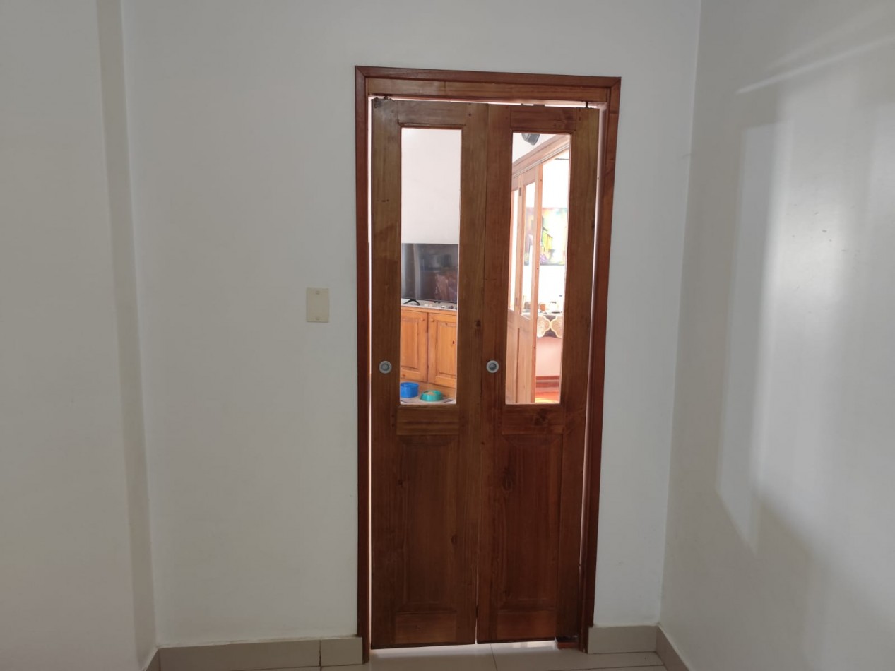 VENTA ESPECTACULAR PROPIEDAD MULTIFAMILIAR -HERMOSA CASA EN PLANTA ALTA Y DOS DEPARTAMENTOS EN PLANTA BAJA, PARQUE Y GARAJE IDEAL PARA VIVIENDA Y RENTA, MAHATMA GANDHI 1203 -TEMPERLEY-