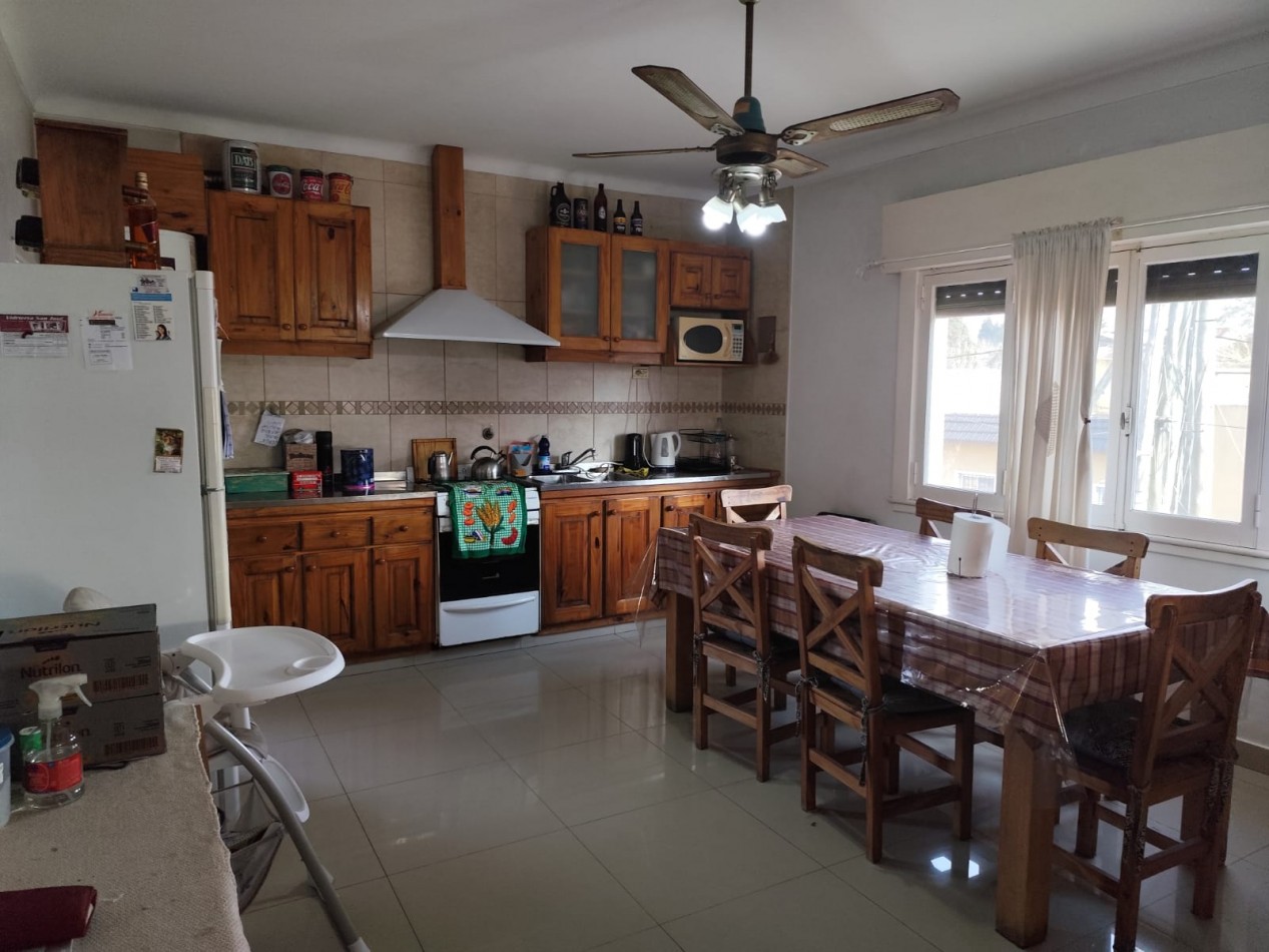 VENTA ESPECTACULAR PROPIEDAD MULTIFAMILIAR -HERMOSA CASA EN PLANTA ALTA Y DOS DEPARTAMENTOS EN PLANTA BAJA, PARQUE Y GARAJE IDEAL PARA VIVIENDA Y RENTA, MAHATMA GANDHI 1203 -TEMPERLEY-
