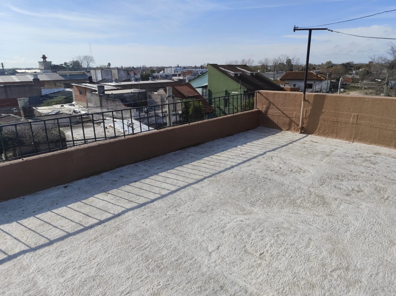 VENTA ESPECTACULAR PROPIEDAD MULTIFAMILIAR -HERMOSA CASA EN PLANTA ALTA Y DOS DEPARTAMENTOS EN PLANTA BAJA, PARQUE Y GARAJE IDEAL PARA VIVIENDA Y RENTA, MAHATMA GANDHI 1203 -TEMPERLEY-