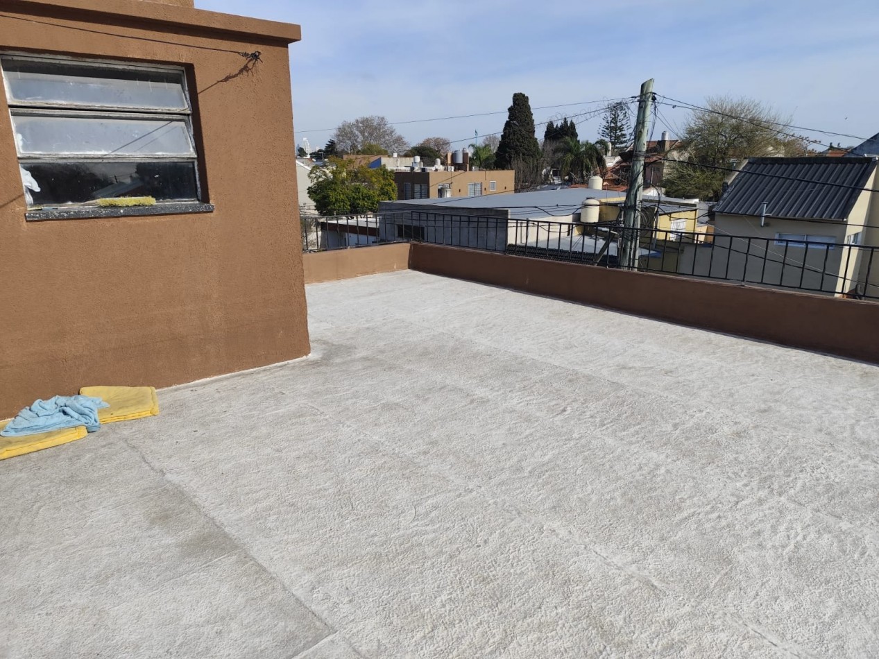 VENTA ESPECTACULAR PROPIEDAD MULTIFAMILIAR -HERMOSA CASA EN PLANTA ALTA Y DOS DEPARTAMENTOS EN PLANTA BAJA, PARQUE Y GARAJE IDEAL PARA VIVIENDA Y RENTA, MAHATMA GANDHI 1203 -TEMPERLEY-