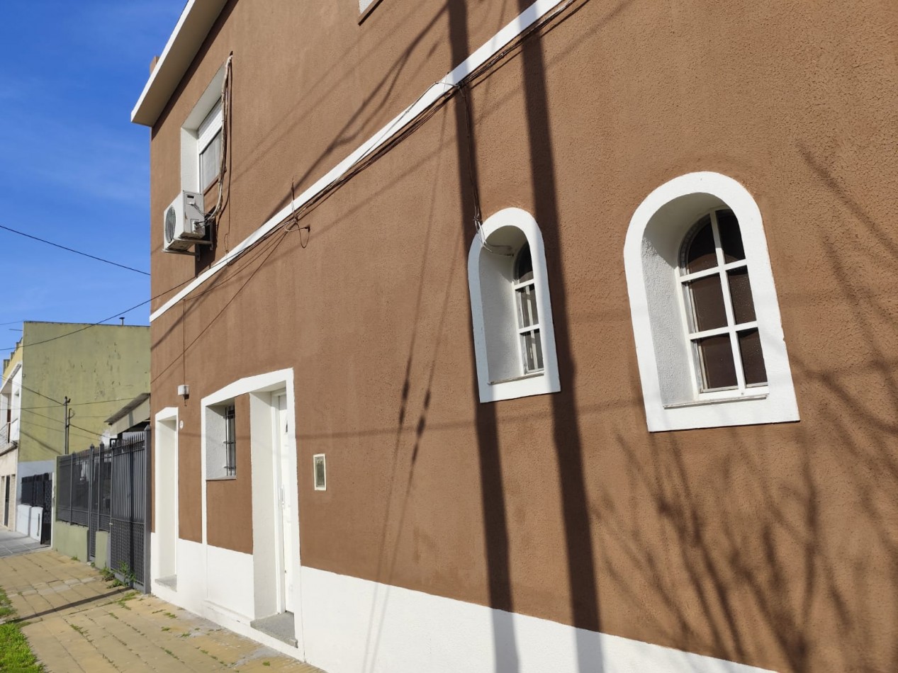 VENTA ESPECTACULAR PROPIEDAD MULTIFAMILIAR -HERMOSA CASA EN PLANTA ALTA Y DOS DEPARTAMENTOS EN PLANTA BAJA, PARQUE Y GARAJE IDEAL PARA VIVIENDA Y RENTA, MAHATMA GANDHI 1203 -TEMPERLEY-