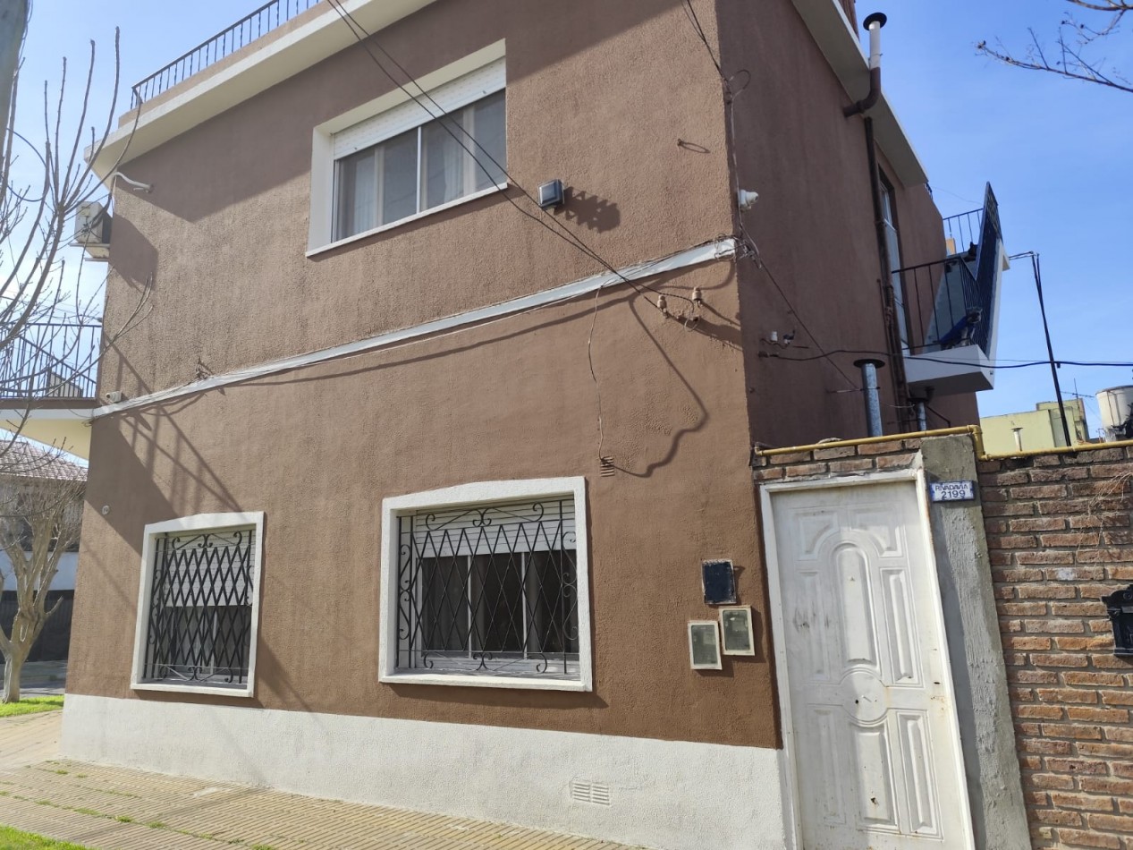 VENTA ESPECTACULAR PROPIEDAD MULTIFAMILIAR -HERMOSA CASA EN PLANTA ALTA Y DOS DEPARTAMENTOS EN PLANTA BAJA, PARQUE Y GARAJE IDEAL PARA VIVIENDA Y RENTA, MAHATMA GANDHI 1203 -TEMPERLEY-