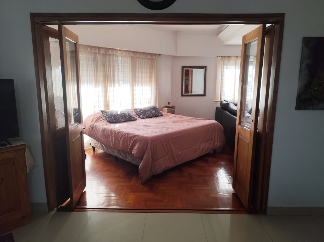 VENTA ESPECTACULAR PROPIEDAD MULTIFAMILIAR -HERMOSA CASA EN PLANTA ALTA Y DOS DEPARTAMENTOS EN PLANTA BAJA, PARQUE Y GARAJE IDEAL PARA VIVIENDA Y RENTA, MAHATMA GANDHI 1203 -TEMPERLEY-