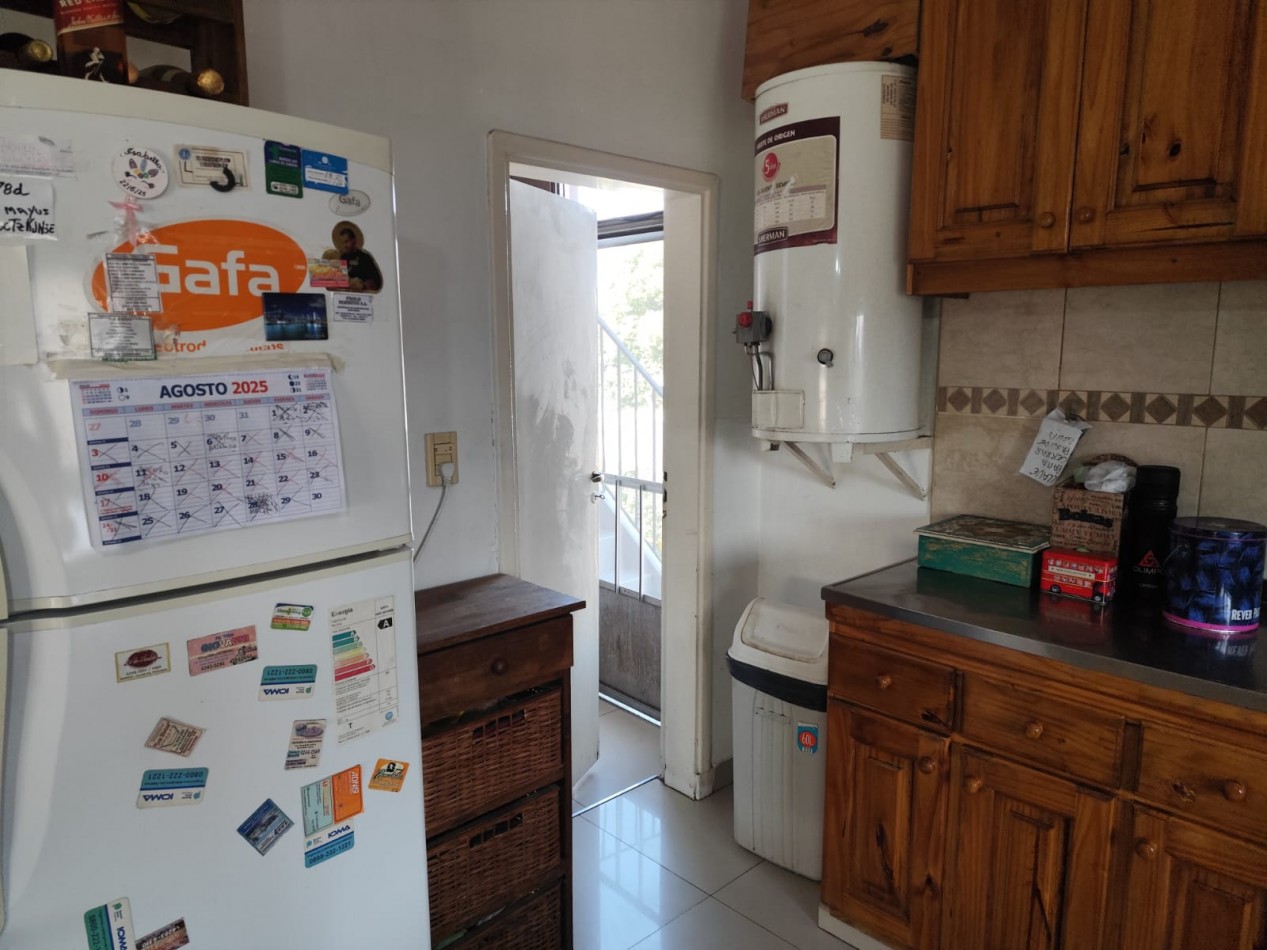 VENTA ESPECTACULAR PROPIEDAD MULTIFAMILIAR -HERMOSA CASA EN PLANTA ALTA Y DOS DEPARTAMENTOS EN PLANTA BAJA, PARQUE Y GARAJE IDEAL PARA VIVIENDA Y RENTA, MAHATMA GANDHI 1203 -TEMPERLEY-
