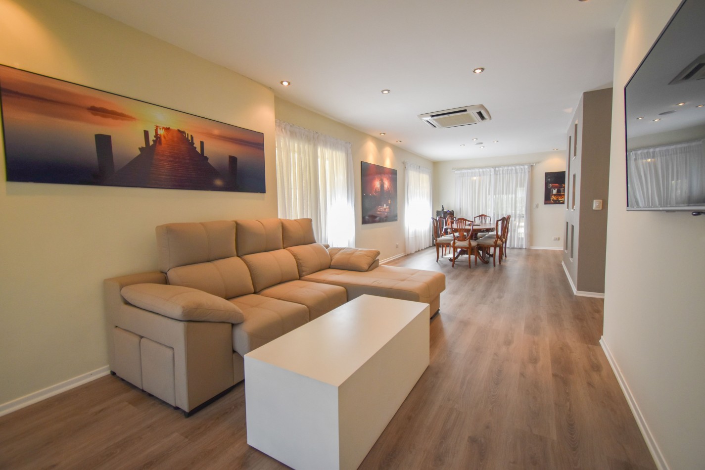 VENTA IMPRESIONANTE CHALET DE CATEGORIA, CON LA COCINA COMPLETAMENTE REMODELADA, 4 DORMITORIOS, LA CASA SE VENDE TOTALMENTE AMUEBLADA, CANGALLO 1400 -TEMPERLEY-