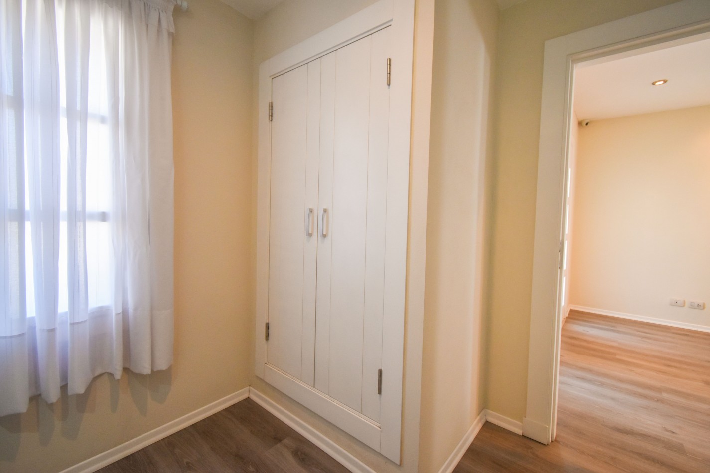 VENTA IMPRESIONANTE CHALET DE CATEGORIA, CON LA COCINA COMPLETAMENTE REMODELADA, 4 DORMITORIOS, LA CASA SE VENDE TOTALMENTE AMUEBLADA, CANGALLO 1400 -TEMPERLEY-
