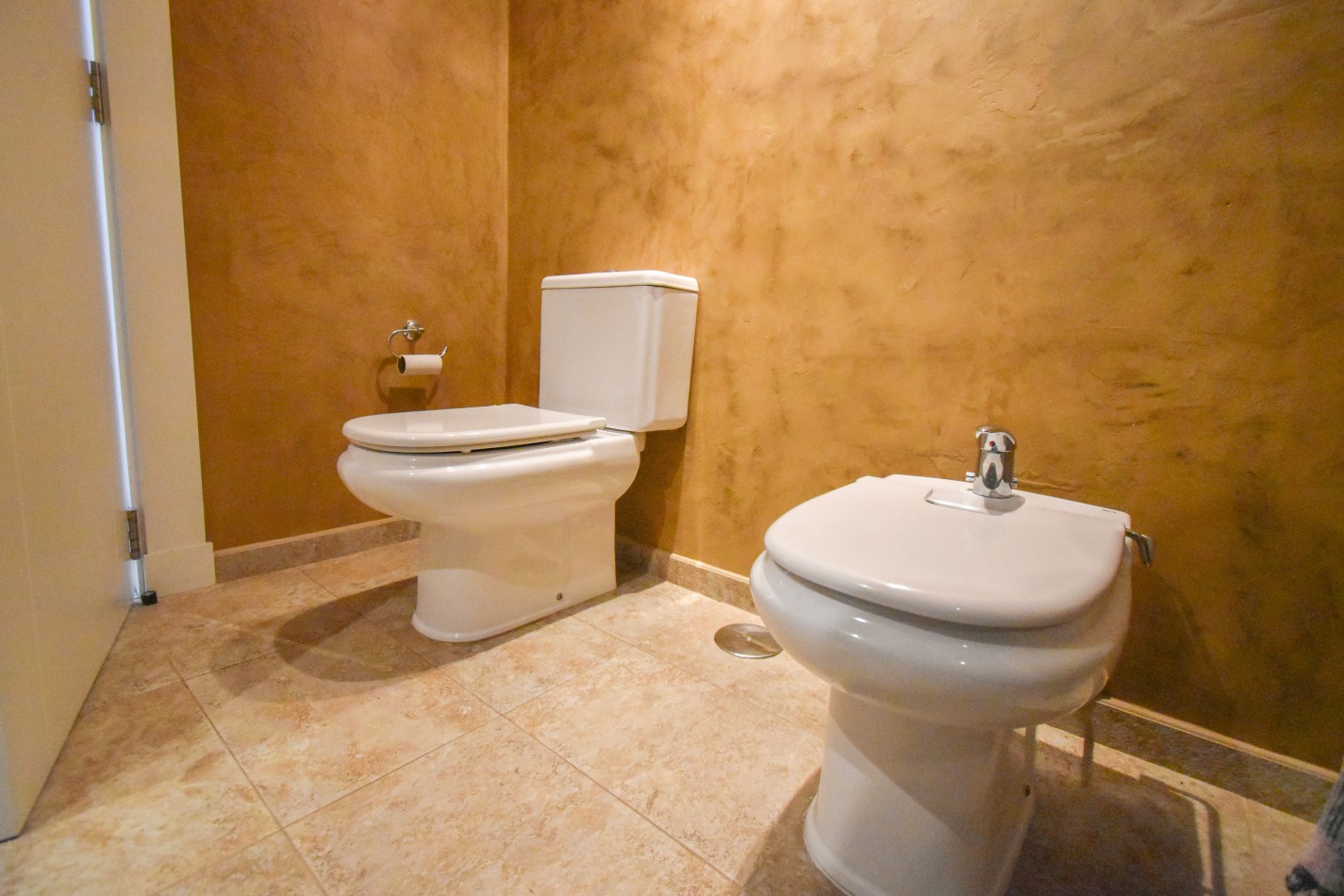 VENTA IMPRESIONANTE CHALET DE CATEGORIA, CON LA COCINA COMPLETAMENTE REMODELADA, 4 DORMITORIOS, LA CASA SE VENDE TOTALMENTE AMUEBLADA, CANGALLO 1400 -TEMPERLEY-