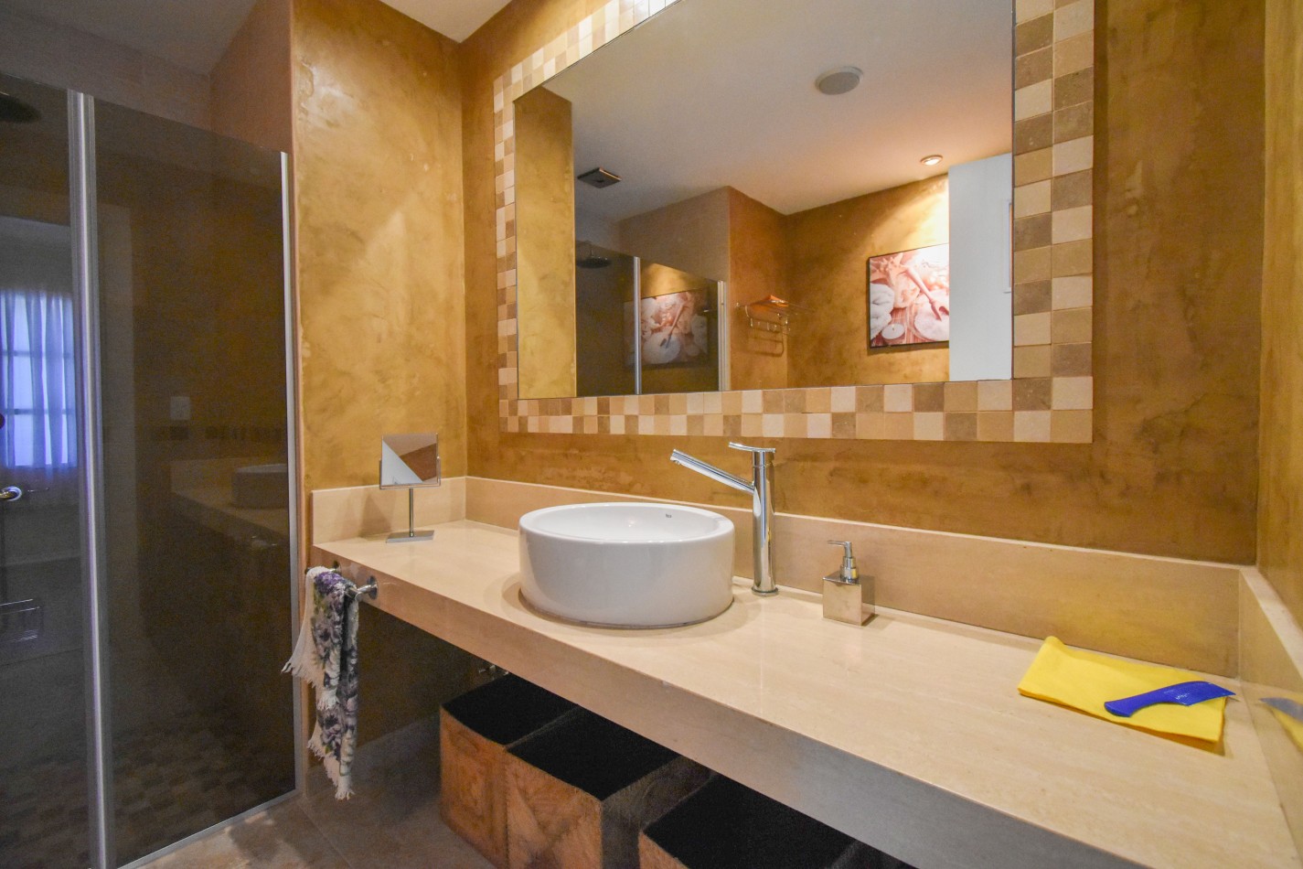 VENTA IMPRESIONANTE CHALET DE CATEGORIA, CON LA COCINA COMPLETAMENTE REMODELADA, 4 DORMITORIOS, LA CASA SE VENDE TOTALMENTE AMUEBLADA, CANGALLO 1400 -TEMPERLEY-