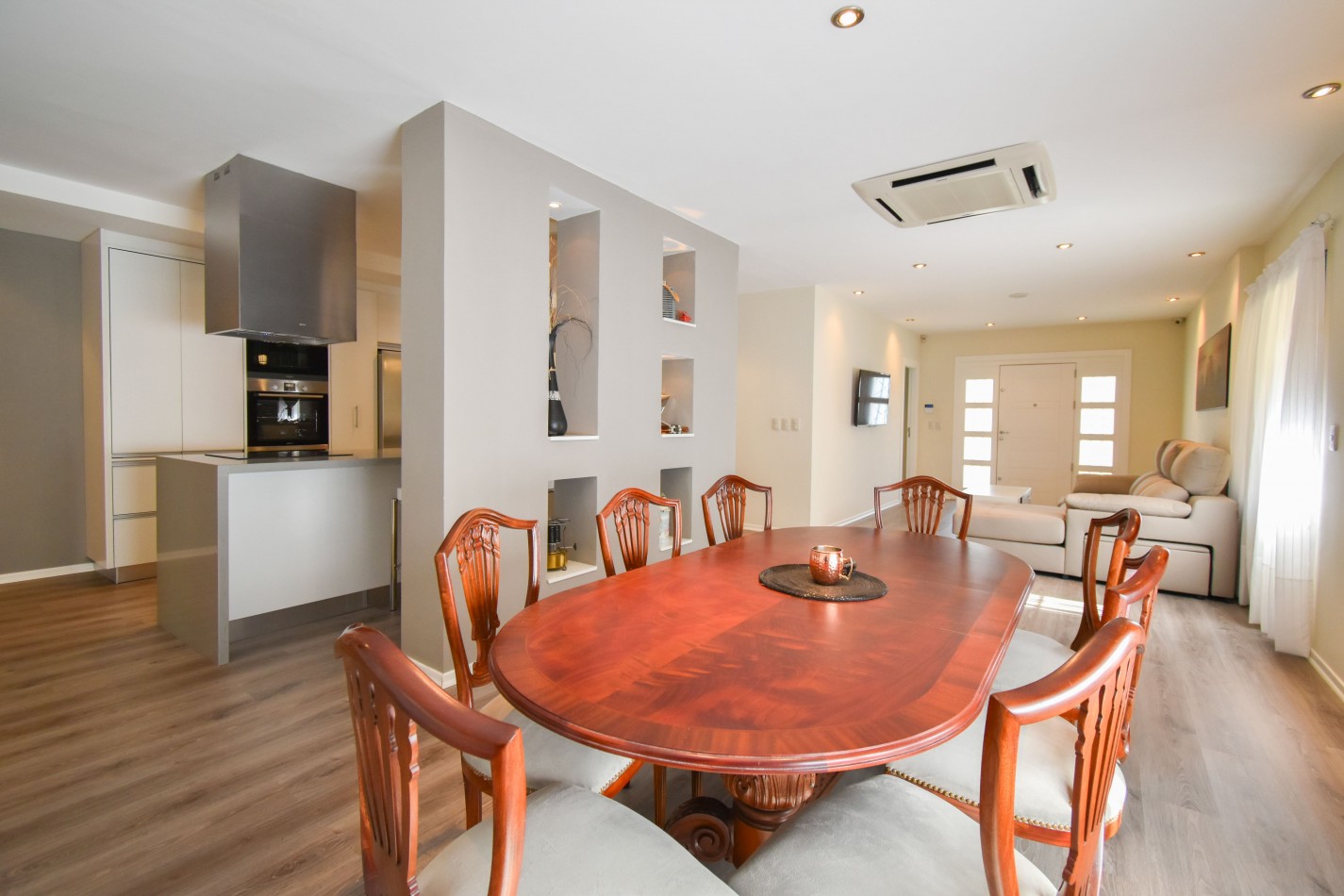 VENTA IMPRESIONANTE CHALET DE CATEGORIA, CON LA COCINA COMPLETAMENTE REMODELADA, 4 DORMITORIOS, LA CASA SE VENDE TOTALMENTE AMUEBLADA, CANGALLO 1400 -TEMPERLEY-