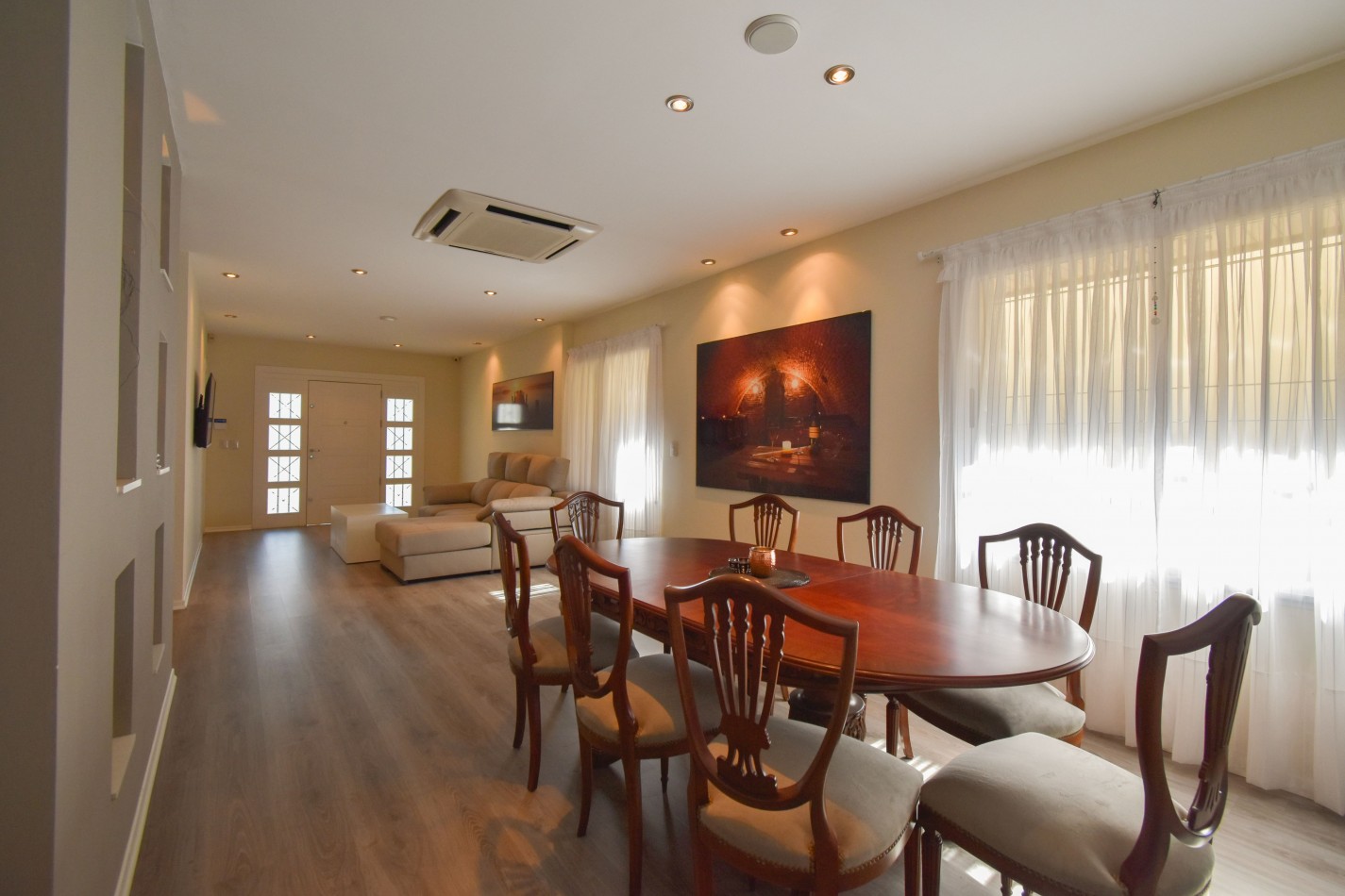 VENTA IMPRESIONANTE CHALET DE CATEGORIA, CON LA COCINA COMPLETAMENTE REMODELADA, 4 DORMITORIOS, LA CASA SE VENDE TOTALMENTE AMUEBLADA, CANGALLO 1400 -TEMPERLEY-