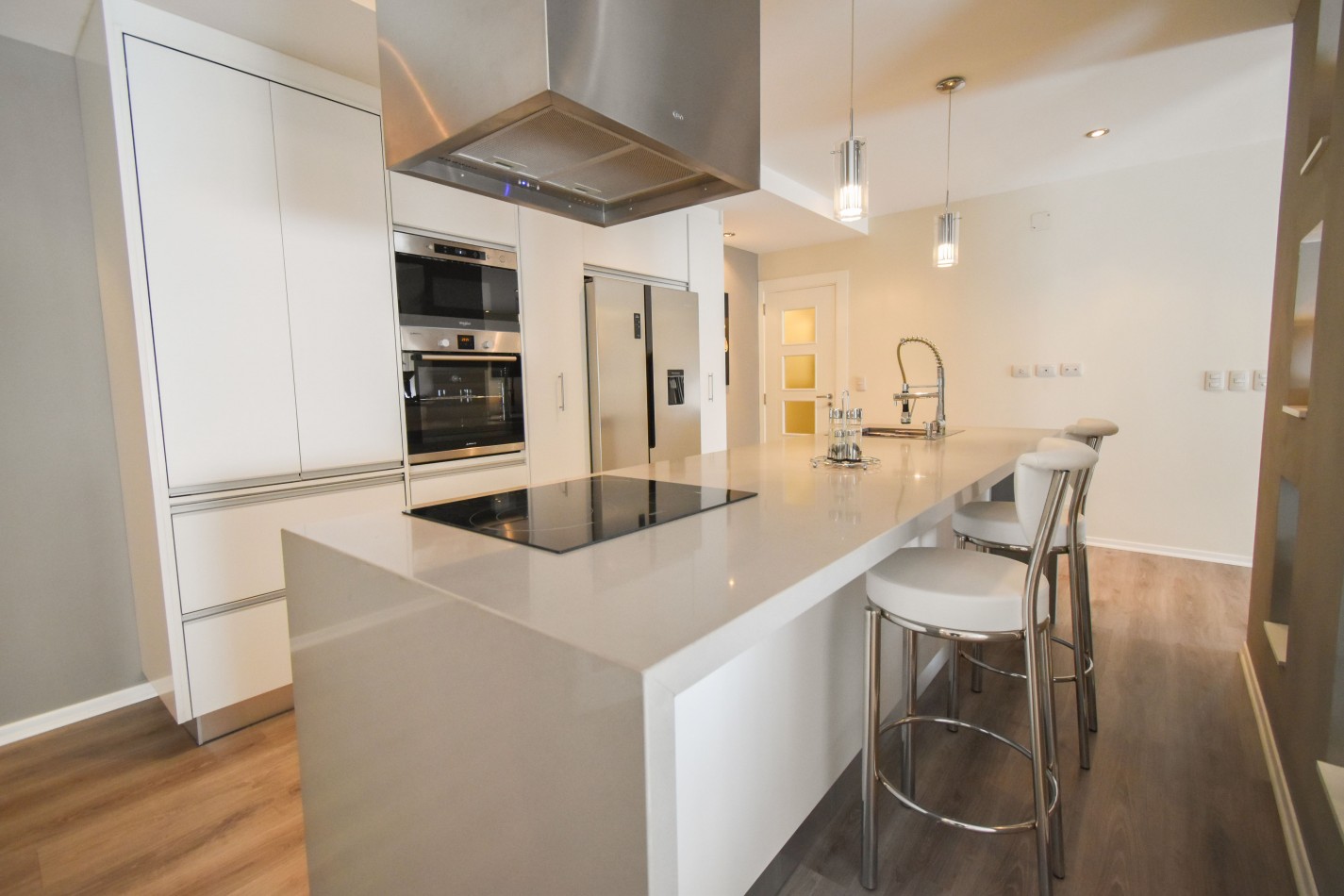 VENTA IMPRESIONANTE CHALET DE CATEGORIA, CON LA COCINA COMPLETAMENTE REMODELADA, 4 DORMITORIOS, LA CASA SE VENDE TOTALMENTE AMUEBLADA, CANGALLO 1400 -TEMPERLEY-