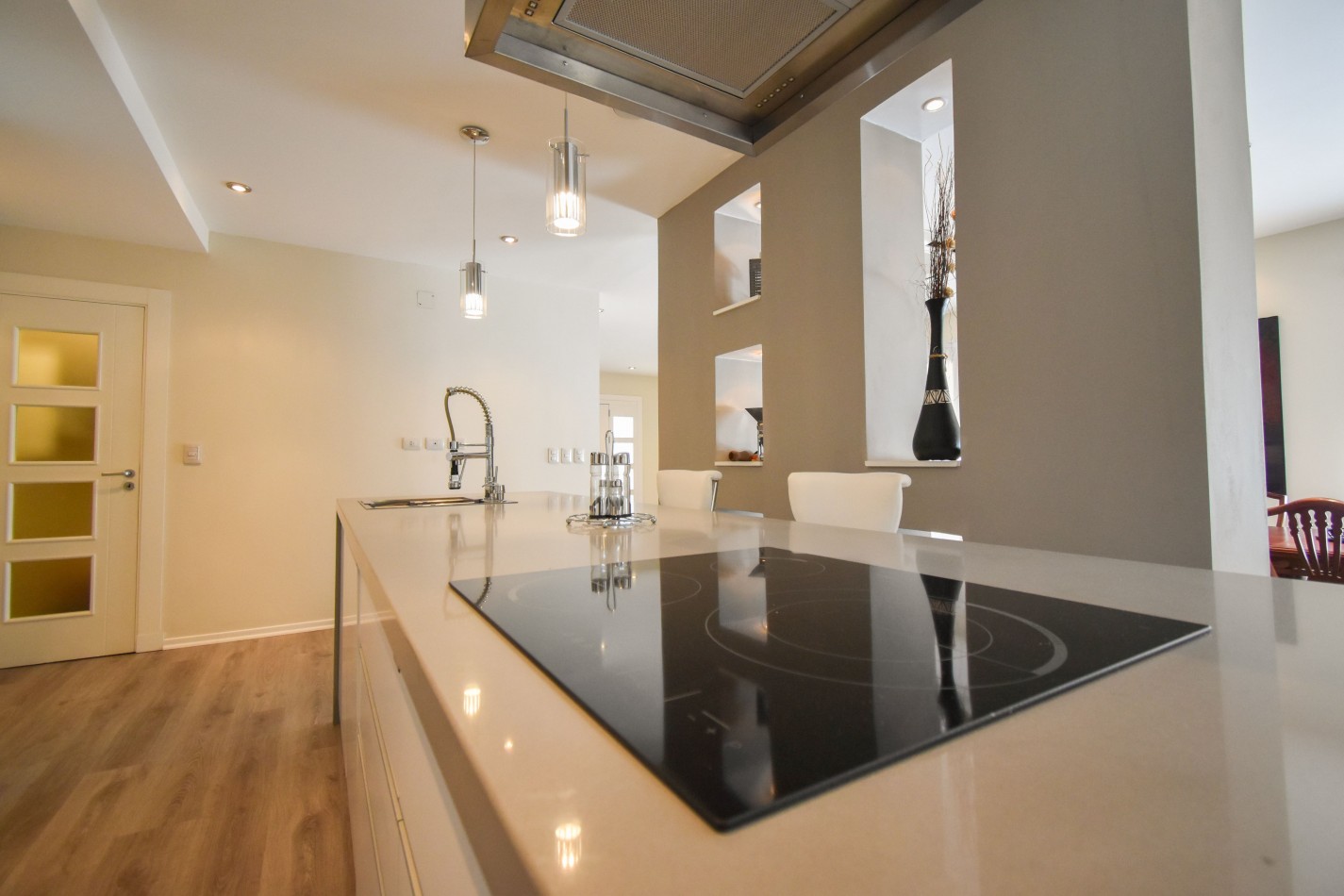VENTA IMPRESIONANTE CHALET DE CATEGORIA, CON LA COCINA COMPLETAMENTE REMODELADA, 4 DORMITORIOS, LA CASA SE VENDE TOTALMENTE AMUEBLADA, CANGALLO 1400 -TEMPERLEY-