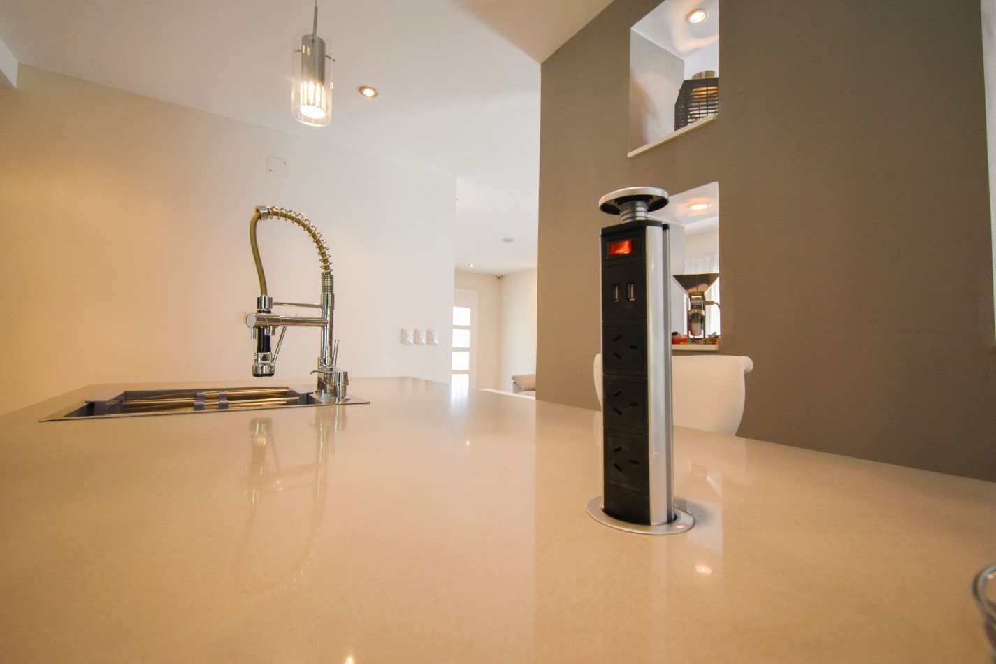 VENTA IMPRESIONANTE CHALET DE CATEGORIA, CON LA COCINA COMPLETAMENTE REMODELADA, 4 DORMITORIOS, LA CASA SE VENDE TOTALMENTE AMUEBLADA, CANGALLO 1400 -TEMPERLEY-