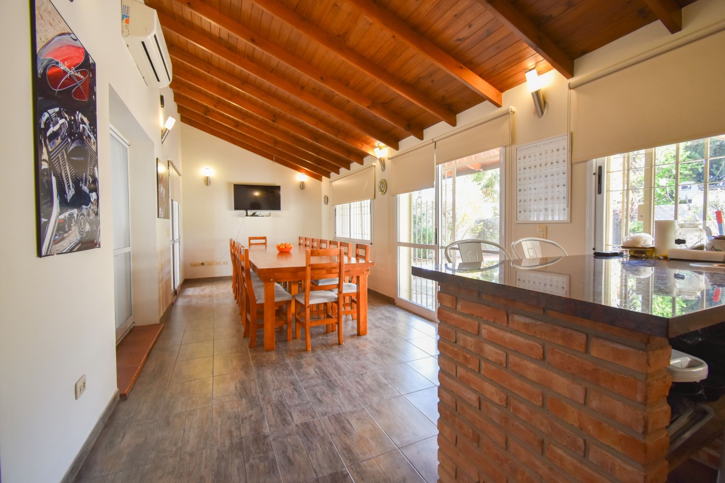 VENTA IMPRESIONANTE CHALET DE CATEGORIA, CON LA COCINA COMPLETAMENTE REMODELADA, 4 DORMITORIOS, LA CASA SE VENDE TOTALMENTE AMUEBLADA, CANGALLO 1400 -TEMPERLEY-