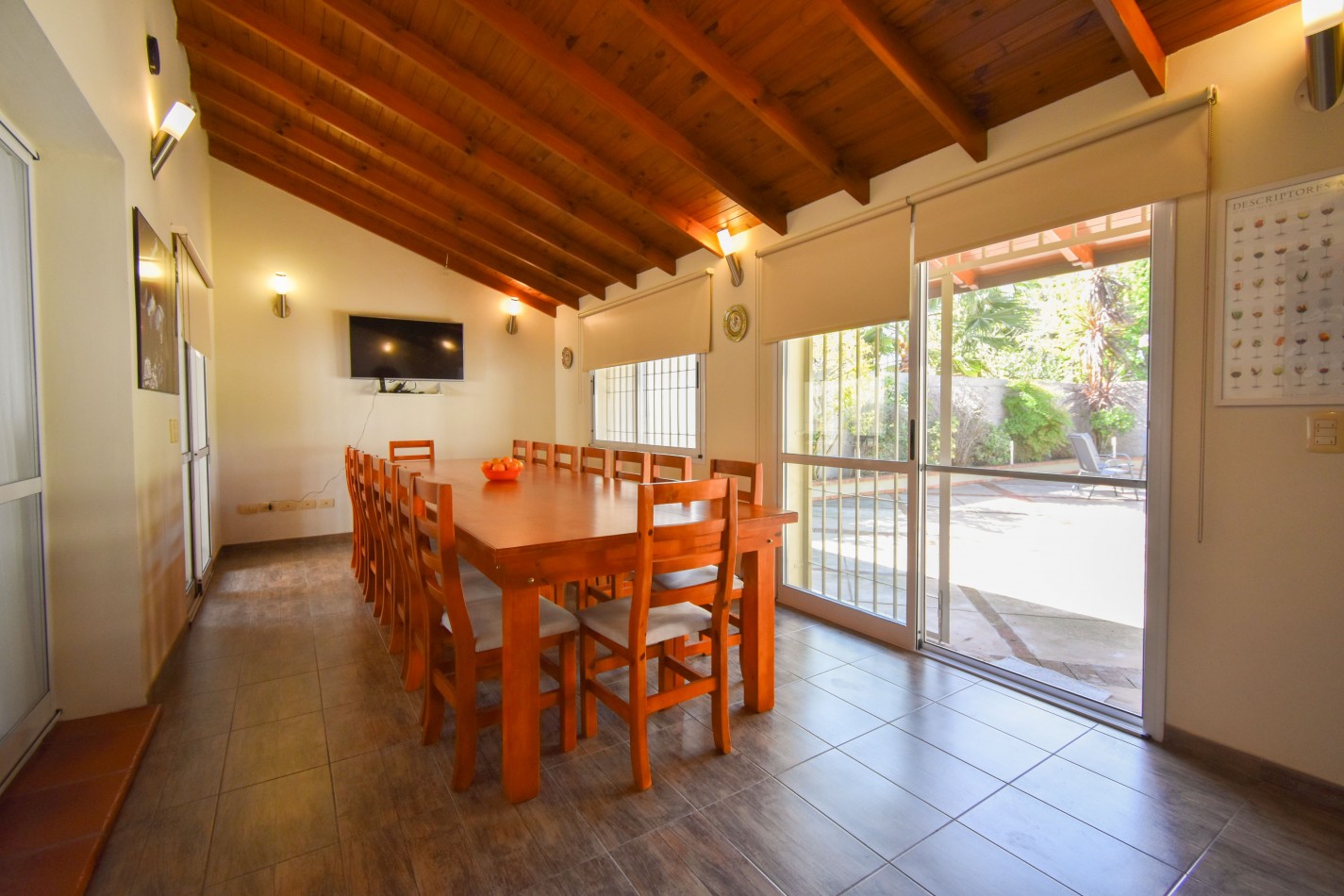 VENTA IMPRESIONANTE CHALET DE CATEGORIA, CON LA COCINA COMPLETAMENTE REMODELADA, 4 DORMITORIOS, LA CASA SE VENDE TOTALMENTE AMUEBLADA, CANGALLO 1400 -TEMPERLEY-