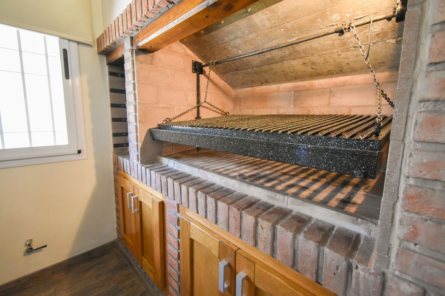 VENTA IMPRESIONANTE CHALET DE CATEGORIA, CON LA COCINA COMPLETAMENTE REMODELADA, 4 DORMITORIOS, LA CASA SE VENDE TOTALMENTE AMUEBLADA, CANGALLO 1400 -TEMPERLEY-