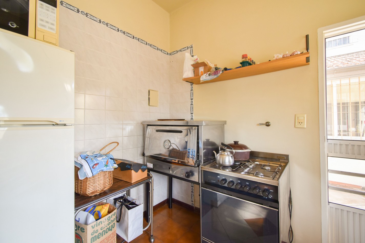 VENTA IMPRESIONANTE CHALET DE CATEGORIA, CON LA COCINA COMPLETAMENTE REMODELADA, 4 DORMITORIOS, LA CASA SE VENDE TOTALMENTE AMUEBLADA, CANGALLO 1400 -TEMPERLEY-