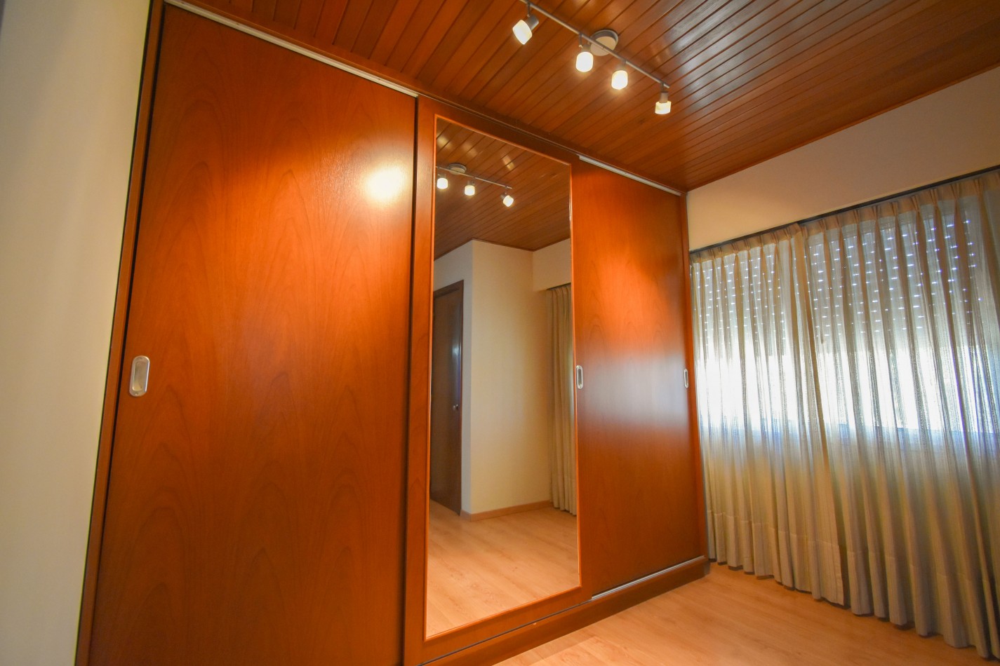 VENTA IMPRESIONANTE CHALET DE CATEGORIA, CON LA COCINA COMPLETAMENTE REMODELADA, 4 DORMITORIOS, LA CASA SE VENDE TOTALMENTE AMUEBLADA, CANGALLO 1400 -TEMPERLEY-