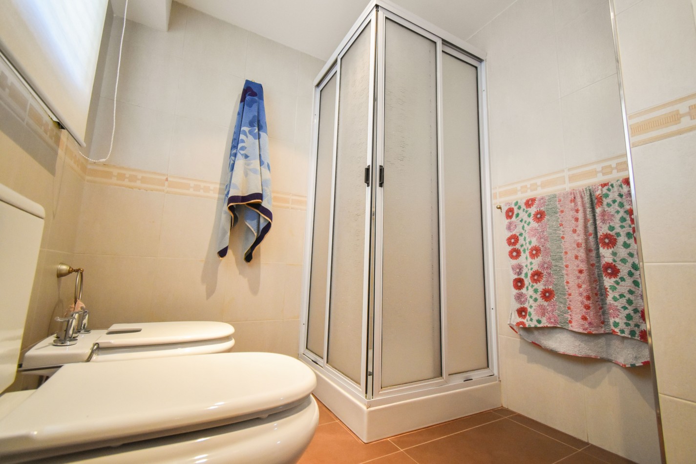 VENTA IMPRESIONANTE CHALET DE CATEGORIA, CON LA COCINA COMPLETAMENTE REMODELADA, 4 DORMITORIOS, LA CASA SE VENDE TOTALMENTE AMUEBLADA, CANGALLO 1400 -TEMPERLEY-