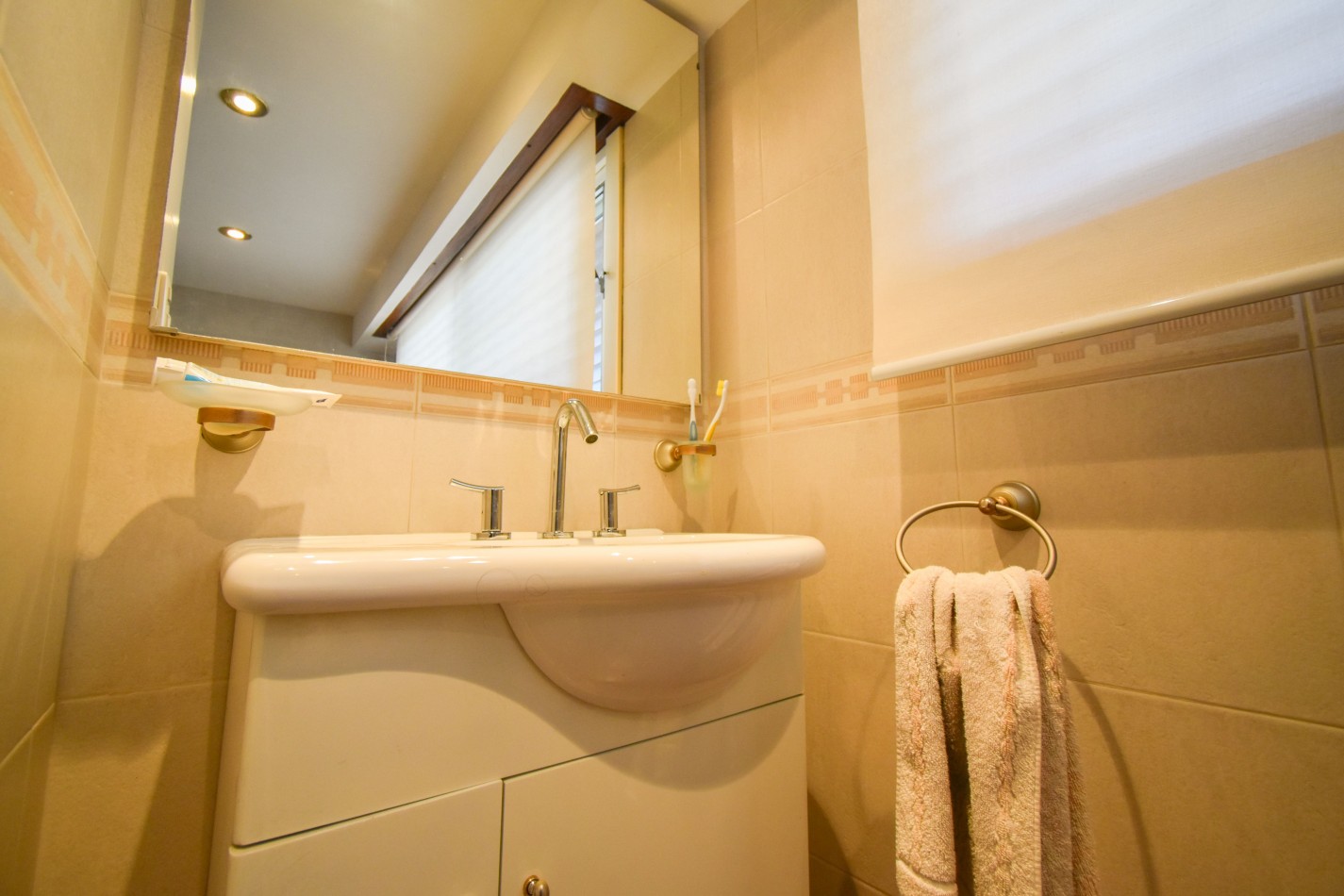 VENTA IMPRESIONANTE CHALET DE CATEGORIA, CON LA COCINA COMPLETAMENTE REMODELADA, 4 DORMITORIOS, LA CASA SE VENDE TOTALMENTE AMUEBLADA, CANGALLO 1400 -TEMPERLEY-