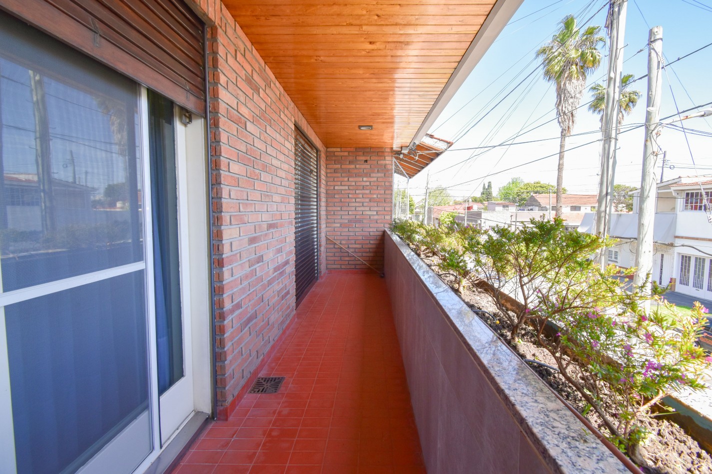 VENTA IMPRESIONANTE CHALET DE CATEGORIA, CON LA COCINA COMPLETAMENTE REMODELADA, 4 DORMITORIOS, LA CASA SE VENDE TOTALMENTE AMUEBLADA, CANGALLO 1400 -TEMPERLEY-