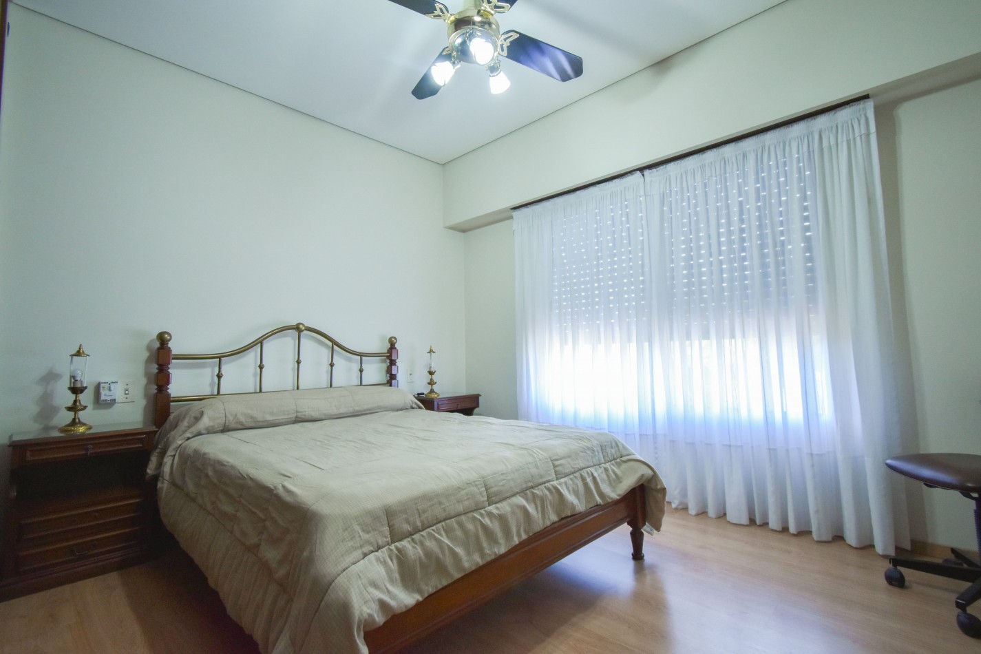 VENTA IMPRESIONANTE CHALET DE CATEGORIA, CON LA COCINA COMPLETAMENTE REMODELADA, 4 DORMITORIOS, LA CASA SE VENDE TOTALMENTE AMUEBLADA, CANGALLO 1400 -TEMPERLEY-