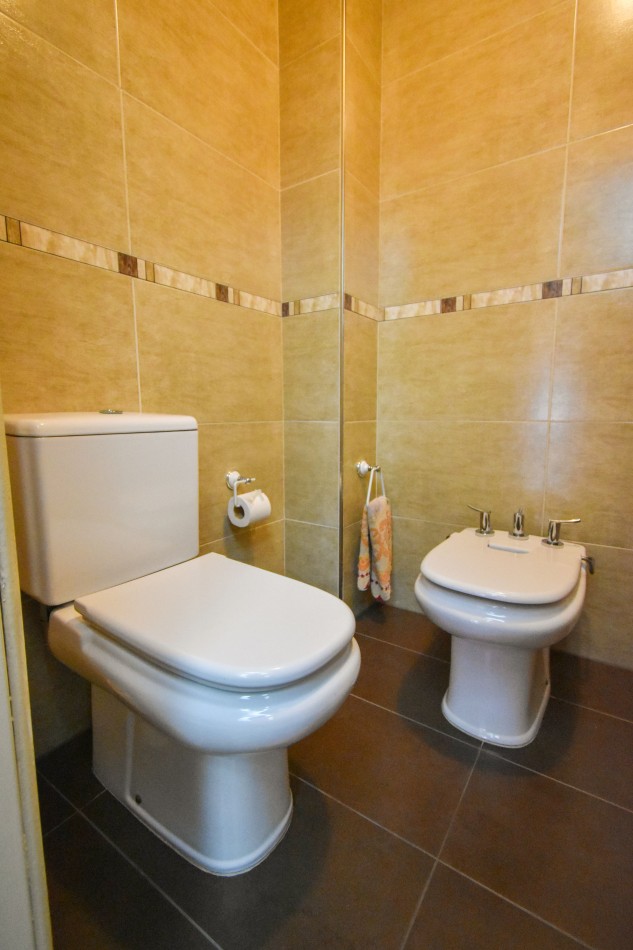 VENTA IMPRESIONANTE CHALET DE CATEGORIA, CON LA COCINA COMPLETAMENTE REMODELADA, 4 DORMITORIOS, LA CASA SE VENDE TOTALMENTE AMUEBLADA, CANGALLO 1400 -TEMPERLEY-