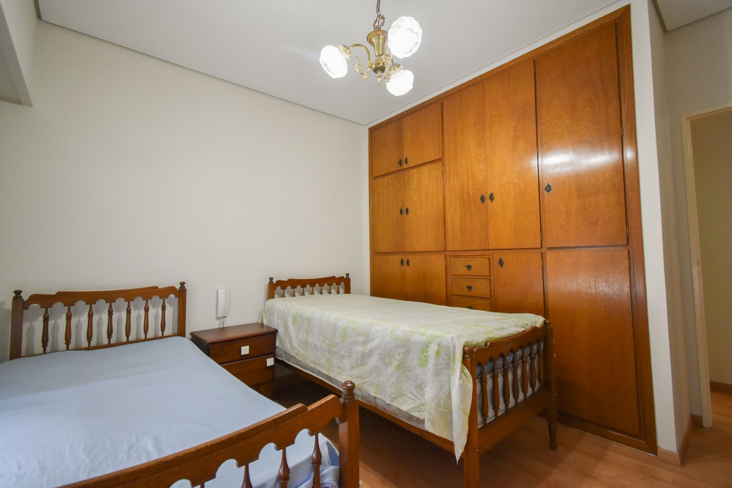 VENTA IMPRESIONANTE CHALET DE CATEGORIA, CON LA COCINA COMPLETAMENTE REMODELADA, 4 DORMITORIOS, LA CASA SE VENDE TOTALMENTE AMUEBLADA, CANGALLO 1400 -TEMPERLEY-