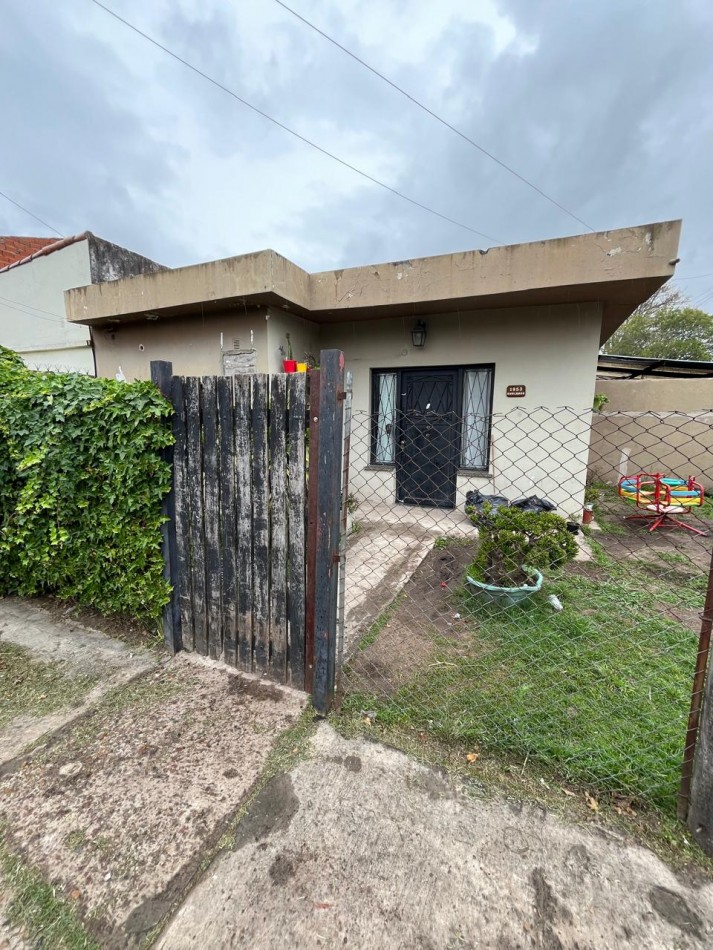 VENTA CASA 2 DORMITORIOS Y QUINCHO A UNA CUADRA DE AVENIDA VALETTE, BURLANDO 1500 -LUIS GUILLON-