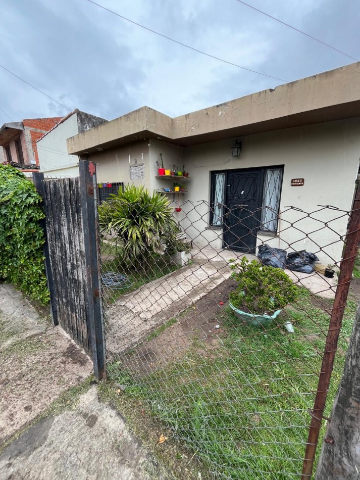 VENTA CASA 2 DORMITORIOS Y QUINCHO A UNA CUADRA DE AVENIDA VALETTE, BURLANDO 1500 -LUIS GUILLON-