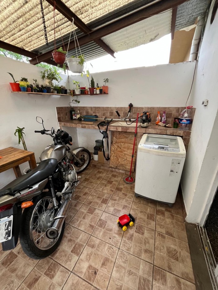 VENTA CASA 2 DORMITORIOS Y QUINCHO A UNA CUADRA DE AVENIDA VALETTE, BURLANDO 1500 -LUIS GUILLON-