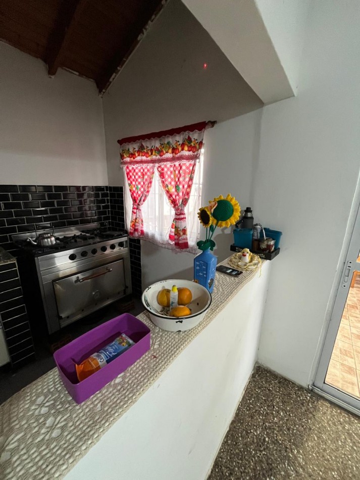 VENTA CASA 2 DORMITORIOS Y QUINCHO A UNA CUADRA DE AVENIDA VALETTE, BURLANDO 1500 -LUIS GUILLON-