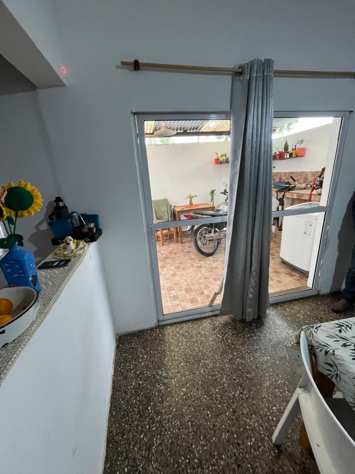 VENTA CASA 2 DORMITORIOS Y QUINCHO A UNA CUADRA DE AVENIDA VALETTE, BURLANDO 1500 -LUIS GUILLON-
