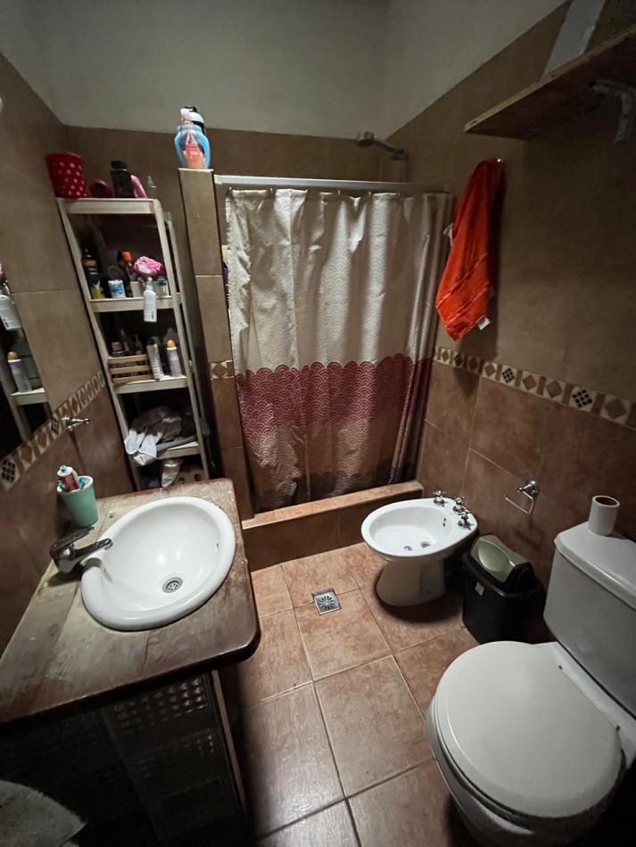 VENTA CASA 2 DORMITORIOS Y QUINCHO A UNA CUADRA DE AVENIDA VALETTE, BURLANDO 1500 -LUIS GUILLON-