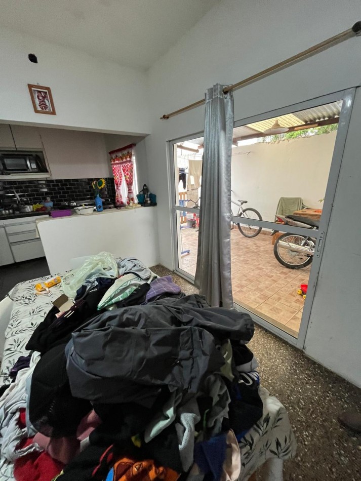 VENTA CASA 2 DORMITORIOS Y QUINCHO A UNA CUADRA DE AVENIDA VALETTE, BURLANDO 1500 -LUIS GUILLON-