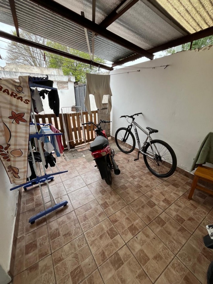 VENTA CASA 2 DORMITORIOS Y QUINCHO A UNA CUADRA DE AVENIDA VALETTE, BURLANDO 1500 -LUIS GUILLON-