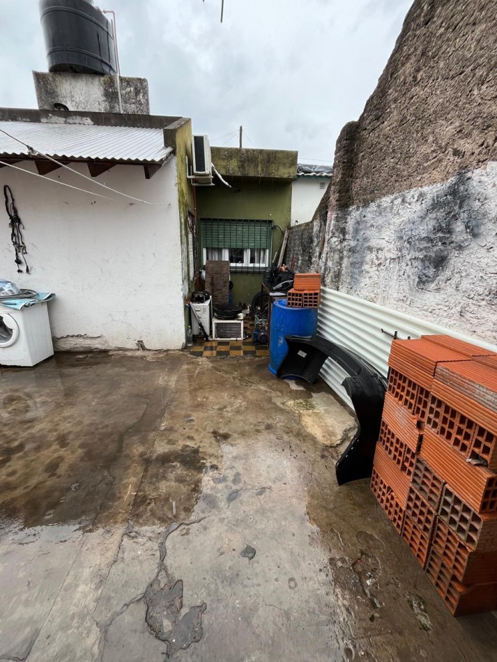 VENTA CASA 2 DORMITORIOS Y QUINCHO A UNA CUADRA DE AVENIDA VALETTE, BURLANDO 1500 -LUIS GUILLON-