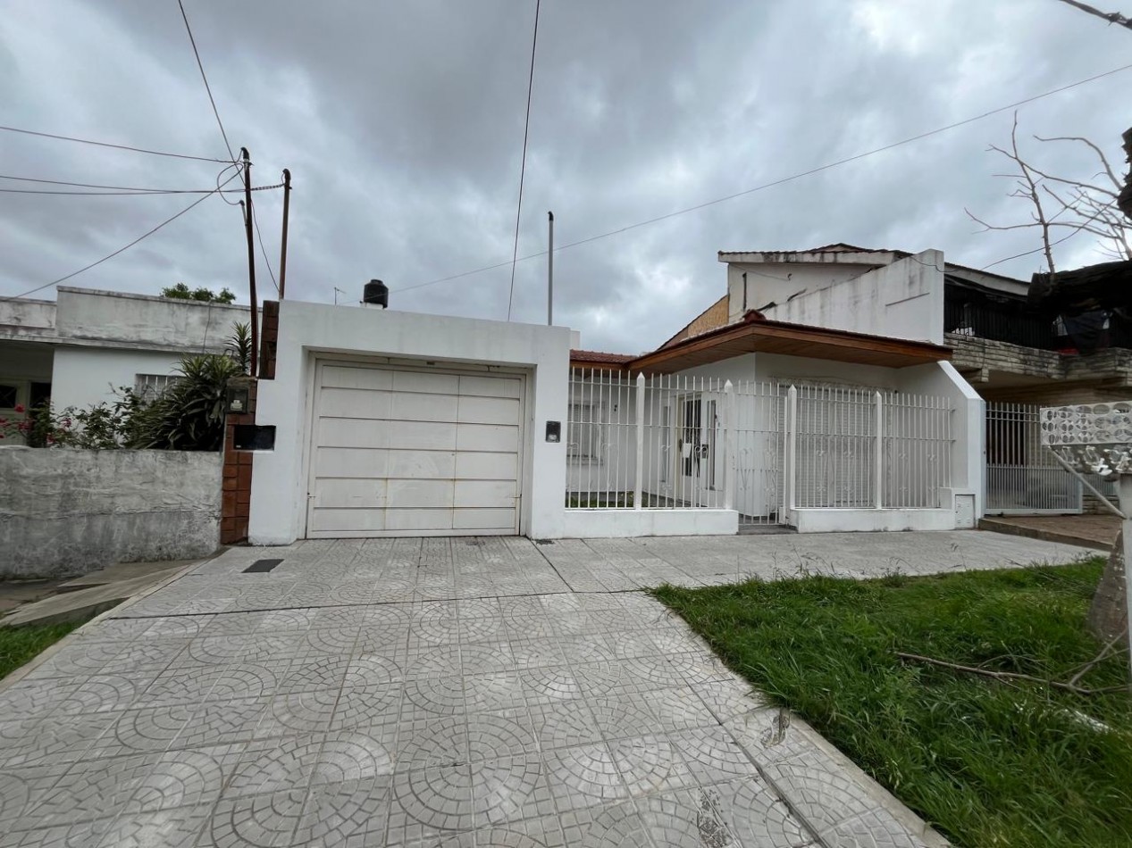 VENTA HERMOSO PH TIPO CASA AL FRENTE, 2 DORMITORIOS Y PATIO, EXCELENTE UBICACION, GUEMES 662 -TEMPERLEY-
