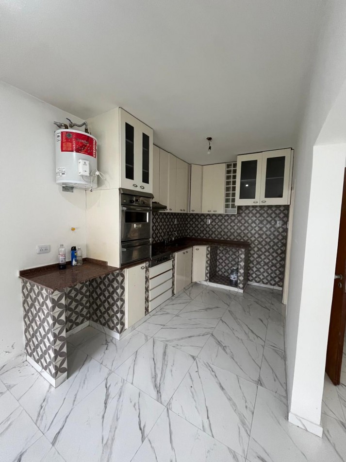 VENTA HERMOSO PH TIPO CASA AL FRENTE, 2 DORMITORIOS Y PATIO, EXCELENTE UBICACION, GUEMES 662 -TEMPERLEY-