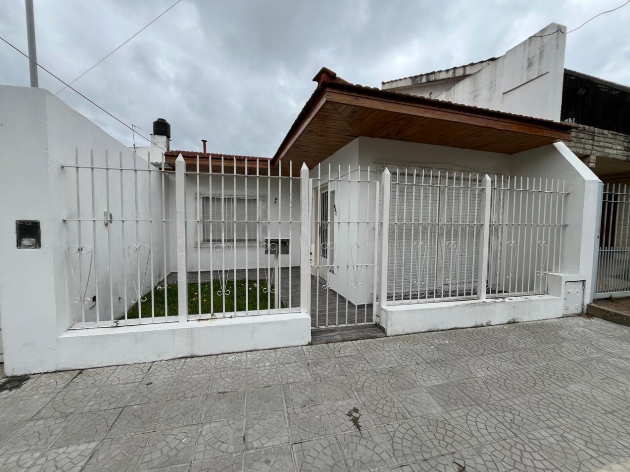 VENTA HERMOSO PH TIPO CASA AL FRENTE, 2 DORMITORIOS Y PATIO, EXCELENTE UBICACION, GUEMES 662 -TEMPERLEY-