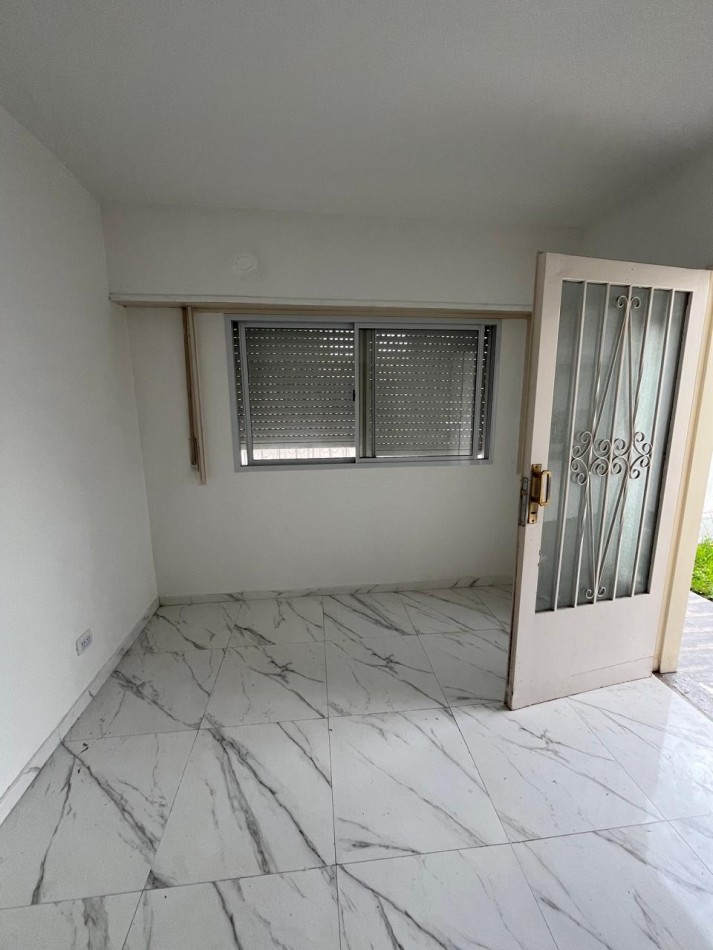 VENTA HERMOSO PH TIPO CASA AL FRENTE, 2 DORMITORIOS Y PATIO, EXCELENTE UBICACION, GUEMES 662 -TEMPERLEY-