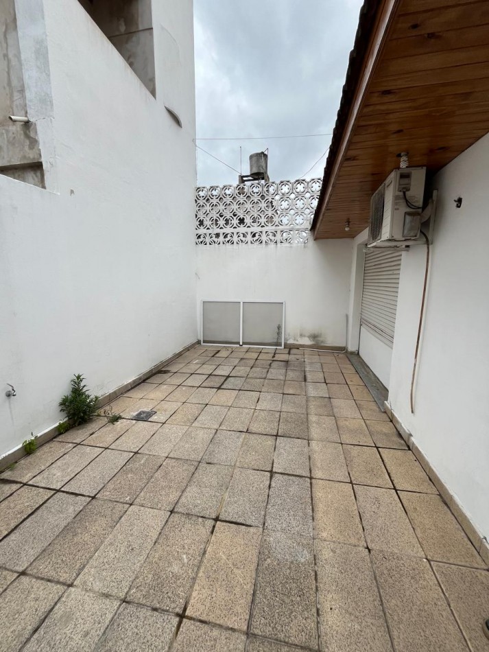 VENTA HERMOSO PH TIPO CASA AL FRENTE, 2 DORMITORIOS Y PATIO, EXCELENTE UBICACION, GUEMES 662 -TEMPERLEY-
