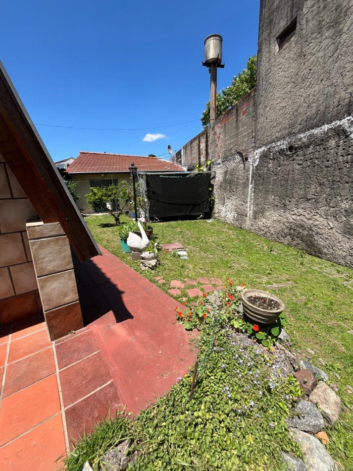 VENTA CASA ALPINA EN EXCELENTE ESTADO, 2 DORMITORIOS, DEPARTAMENTO O QUINCHO Y GALERIA, LA GOLONDRINA 2000 -TEMPERLEY-