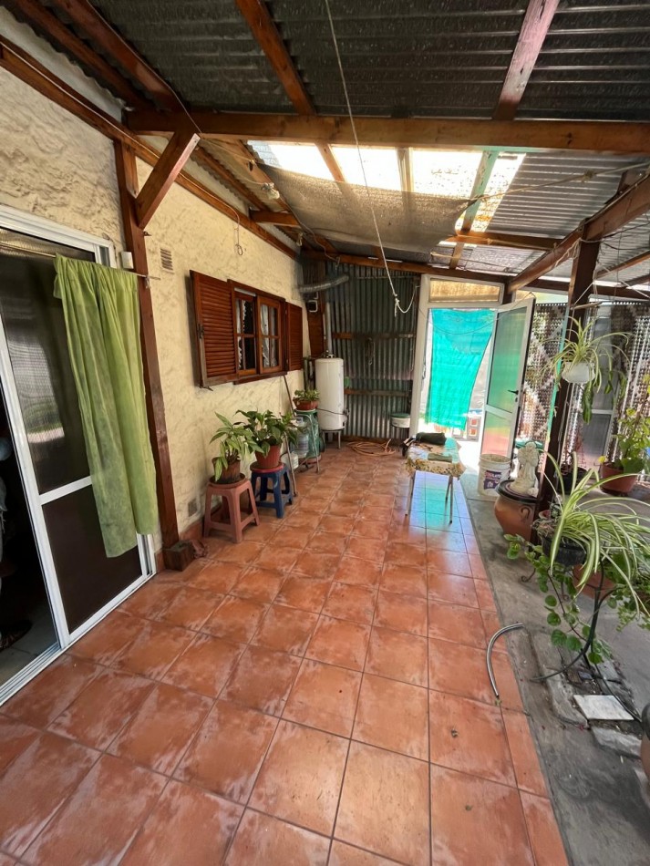 VENTA CASA ALPINA EN EXCELENTE ESTADO, 2 DORMITORIOS, DEPARTAMENTO O QUINCHO Y GALERIA, LA GOLONDRINA 2000 -TEMPERLEY-