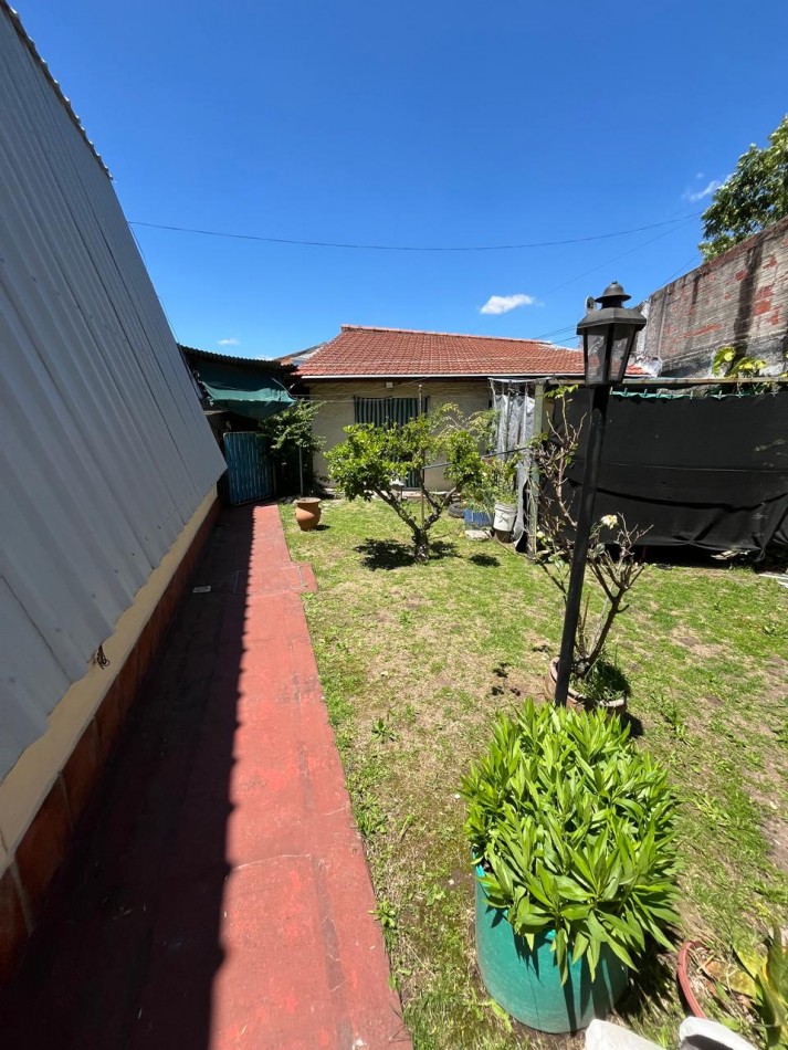 VENTA CASA ALPINA EN EXCELENTE ESTADO, 2 DORMITORIOS, DEPARTAMENTO O QUINCHO Y GALERIA, LA GOLONDRINA 2000 -TEMPERLEY-